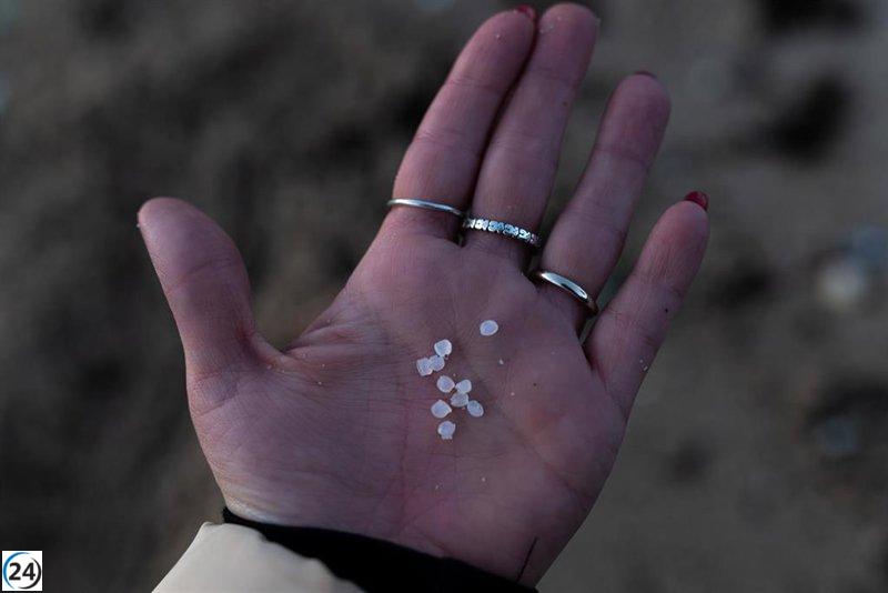 Fiscalía de Medio Ambiente investiga vertido de 'pellets' de plástico en costa gallega