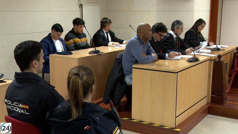Joven sentenciado a 13 años por apuñalar mortalmente a hombre frente a pub en Santiago.