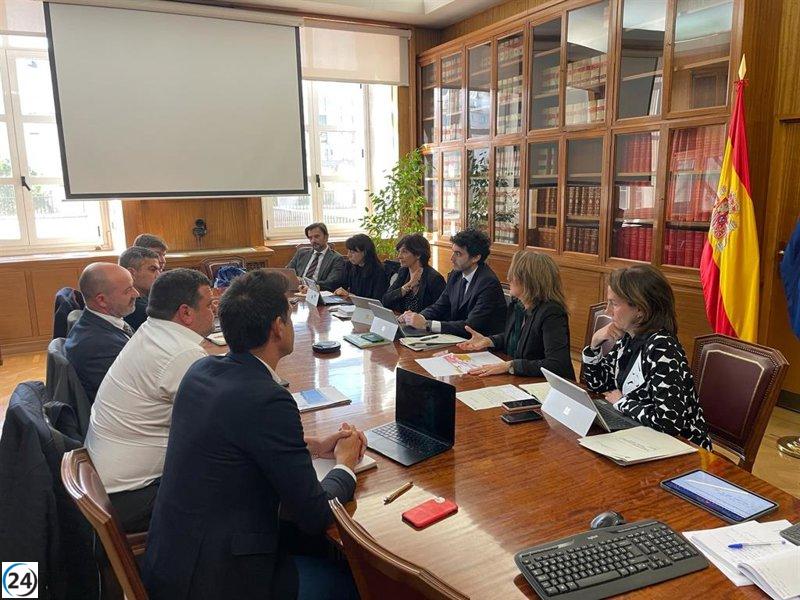 Teresa Ribera propone mesas de trabajo con plataformas en defensa de ecosistemas marinos.