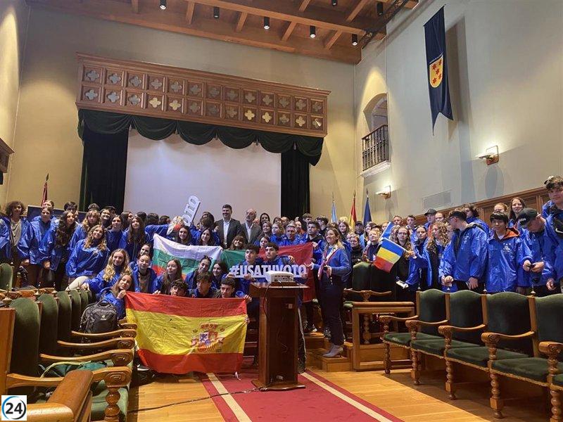 Jóvenes europeos se unen a eurodiputados en Santiago para fomentar la participación en las elecciones.