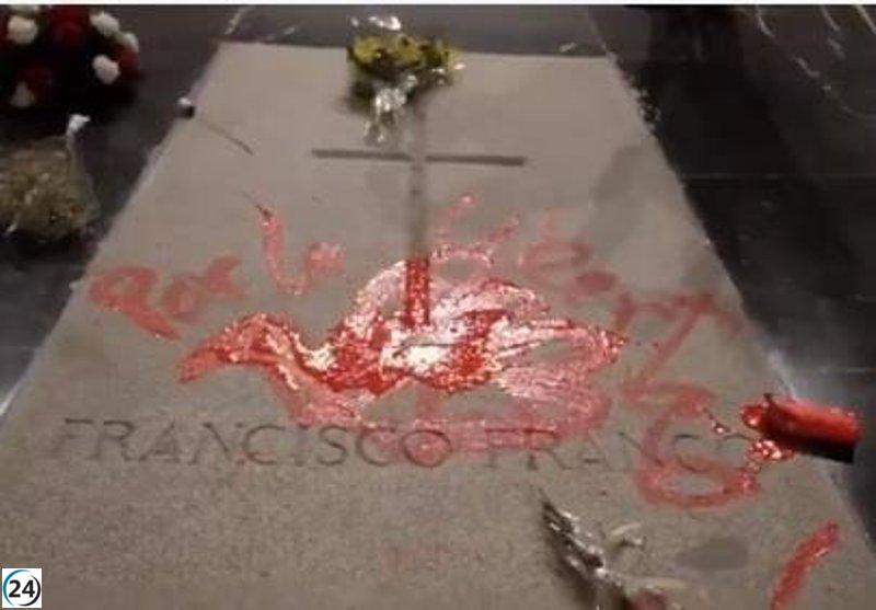 Pintor de la tumba de Franco se encierra en escaparate ante demora en fallo del Supremo