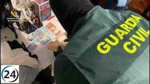 Operación policial desmantela punto de venta de drogas en Arteixo, Coruña: dos arrestados.