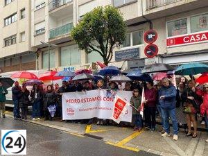 Partidarios del PSOE respaldan a Pedro Sánchez en concentración en Santiago: 