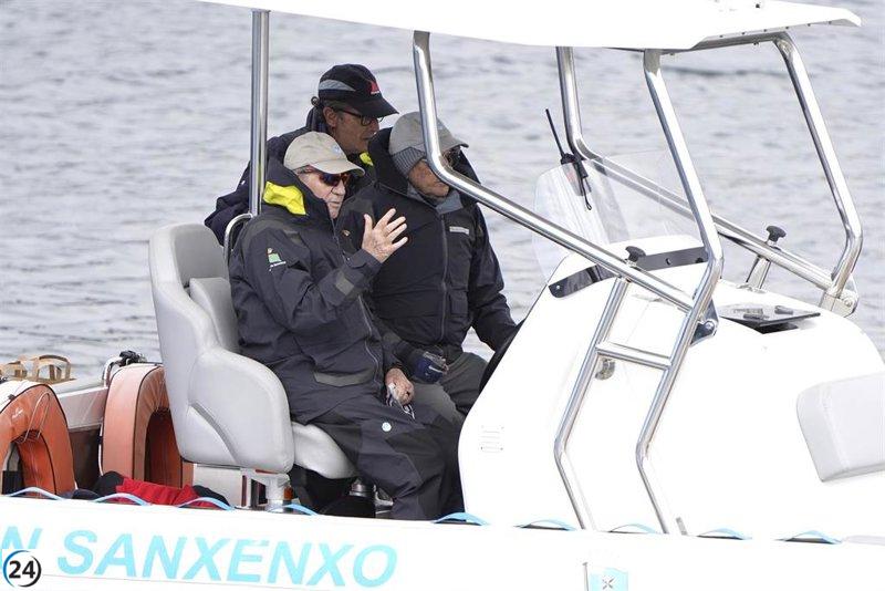 La lluvia frustra la salida de Juan Carlos I en el yate 'Bribón'.