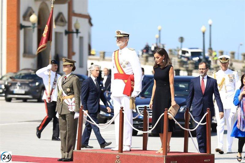 La familia real preside la graduación de 111 alumnos en la Escuela Naval de Marín durante los actos del Carmen.