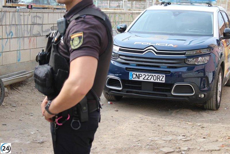 Tres hombres arrestados por robo en restaurante de Ribeira tras perforar pared.