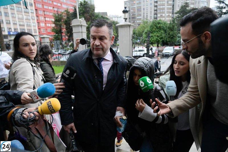 La acusada por el crimen de Samuel llega a la Audiencia de A Coruña con semblante serio.