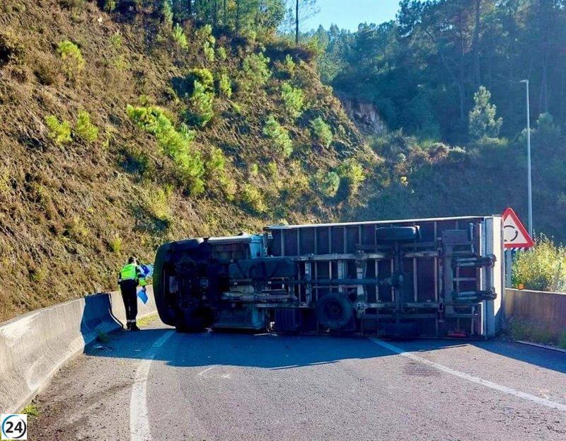 Conductor ebrio y drogado vuelca camión en A-52 de Ourense, pero resulta ileso