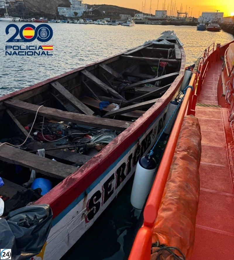 Capturan en Vigo al capitán de un cayuco que llevó a 170 migrantes de África a Canarias.