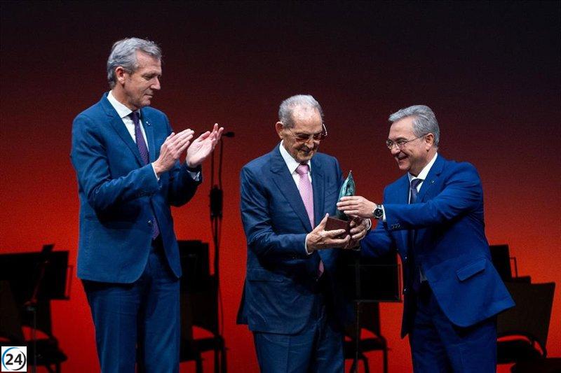 Olegario Vázquez Raña honra a sus raíces al recibir el Premio Ourensanía 2024.
