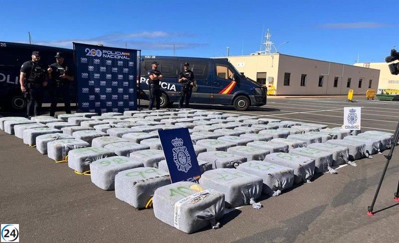 Pesquero con antecedentes en Galicia detenido al oeste de Canarias con 4.000 kilos de cocaína.
