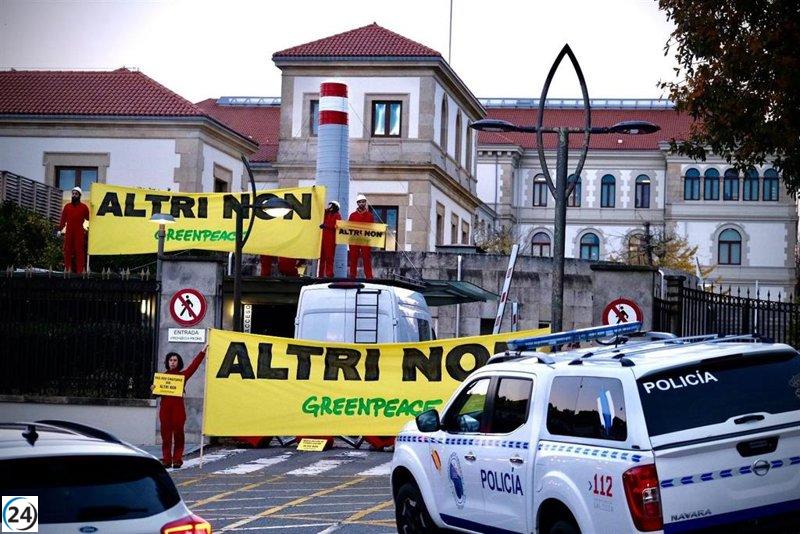 Greenpeace protesta en la Xunta con una chimenea y entrega 550,000 firmas contra Altri.