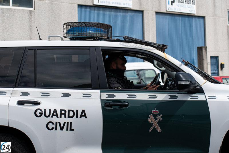 Tres encapuchados asaltan a pareja en Meis con pistola y gasolina.