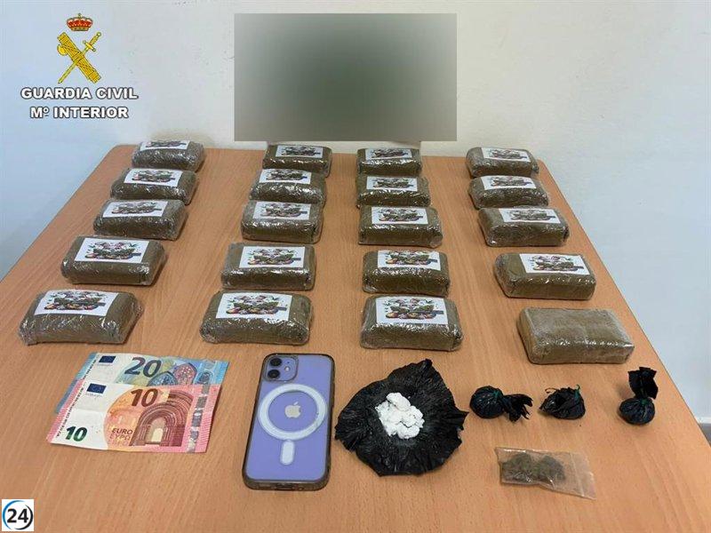 Detenido en Cuntis un joven con dos kilos de hachís en su furgoneta.