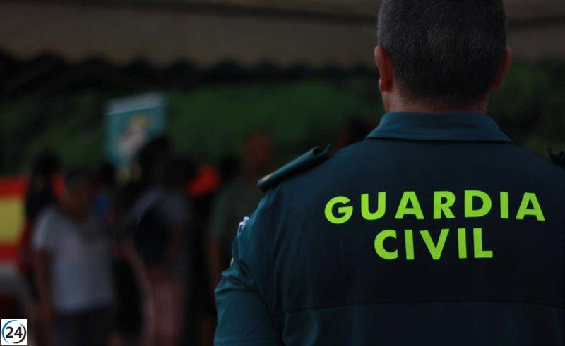 Tres asaltantes armados amenazan a empleada en Coristanco y escapan.