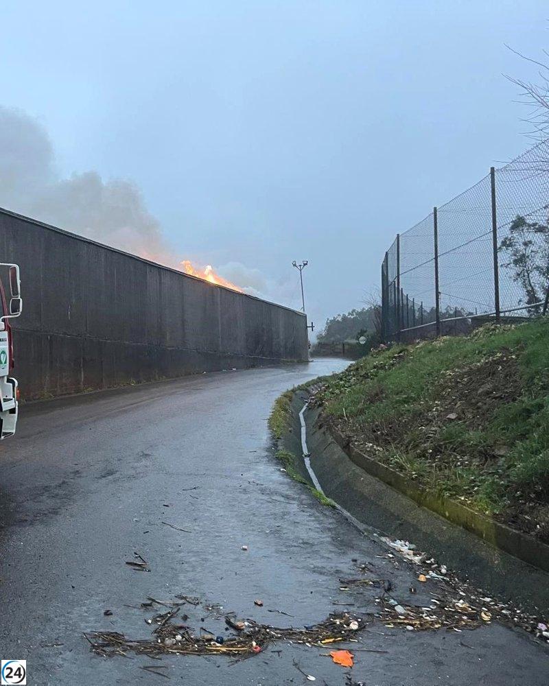 Incendio en planta de reciclaje de Lousame: los servicios de emergencia combaten las llamas.