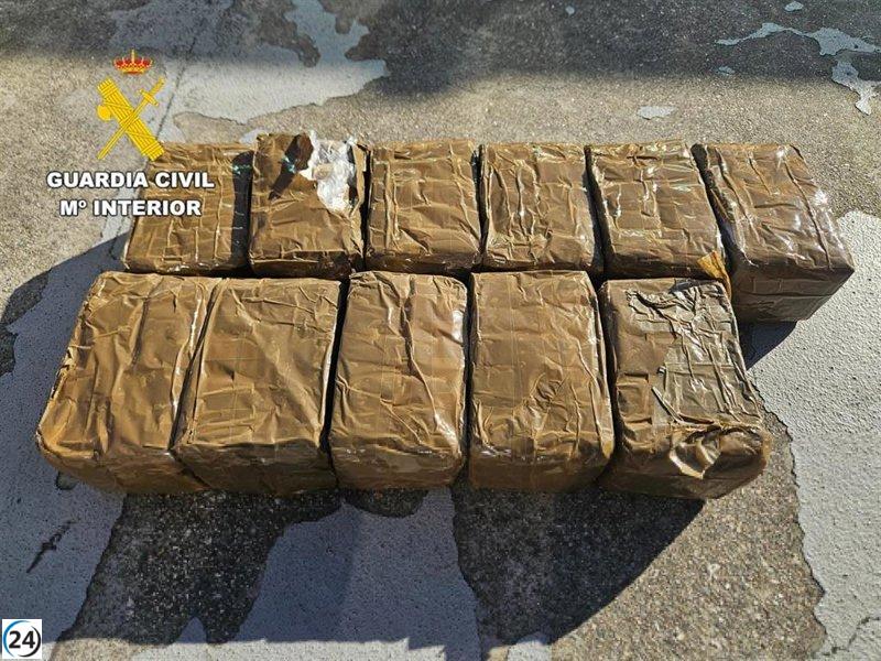 Detienen a dos madrileños en Betanzos con 11 kilos de hachís en su vehículo.