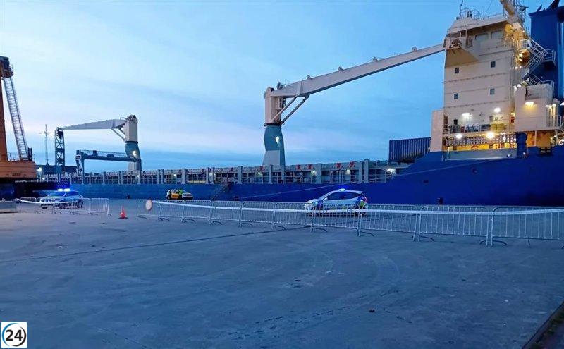 Buque de municiones se resguarda en Vigo tras incidente de carga.