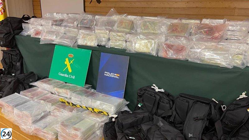 Cinco detenidos, incluidos dos gallegos, enfrentan cargos por el decomiso de 486 kilos de cocaína en Asturias.
