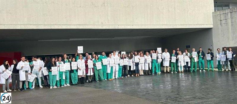 Médicos gallegos protestan por un estatuto laboral propio frente a hospitales.