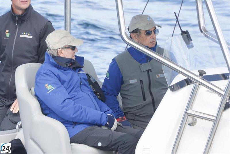 Juan Carlos I navega sin competir en la regata de Sanxenxo.
