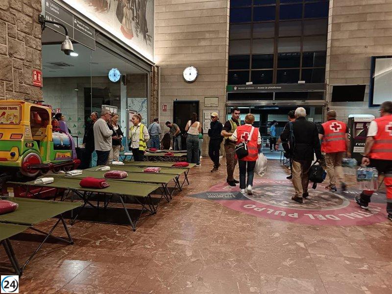 Ourense restablece el suministro eléctrico y dispone catres en la estación de trenes.