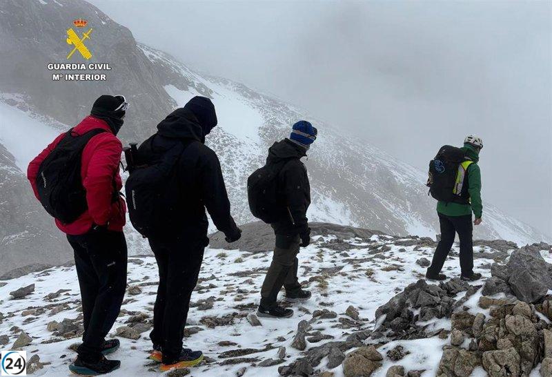 Tres jóvenes gallegos salvados tras quedarse atrapados en lo alto de los Picos de Europa.