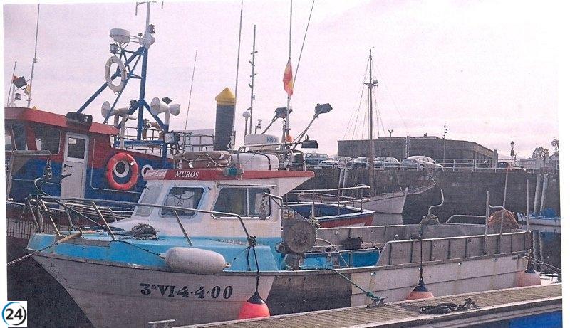 Dos pescadores salvan sus vidas tras un incendio en su barco en Muros (A Coruña)