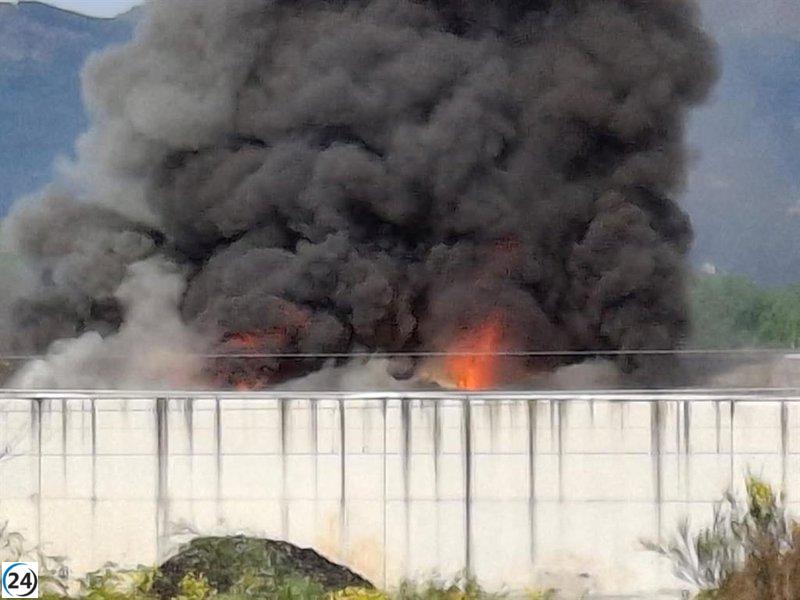 Controlan el incendio en la planta de residuos de O Porriño tras el colapso del techo.