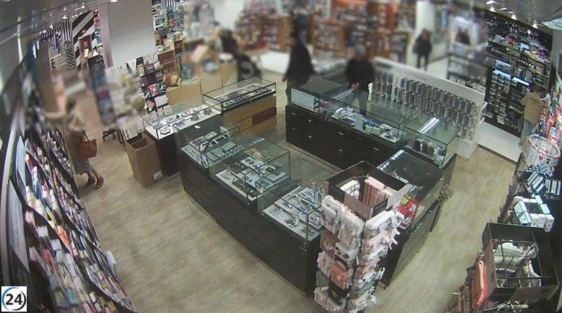 Desarticulan grupo que robó 30,000 euros en estilográficas de lujo en A Coruña.