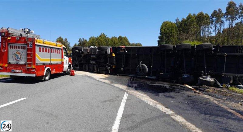 Camión cargado con 40 toneladas de cerveza vuelca en la A-6, causando atascos en Aranga, A Coruña.