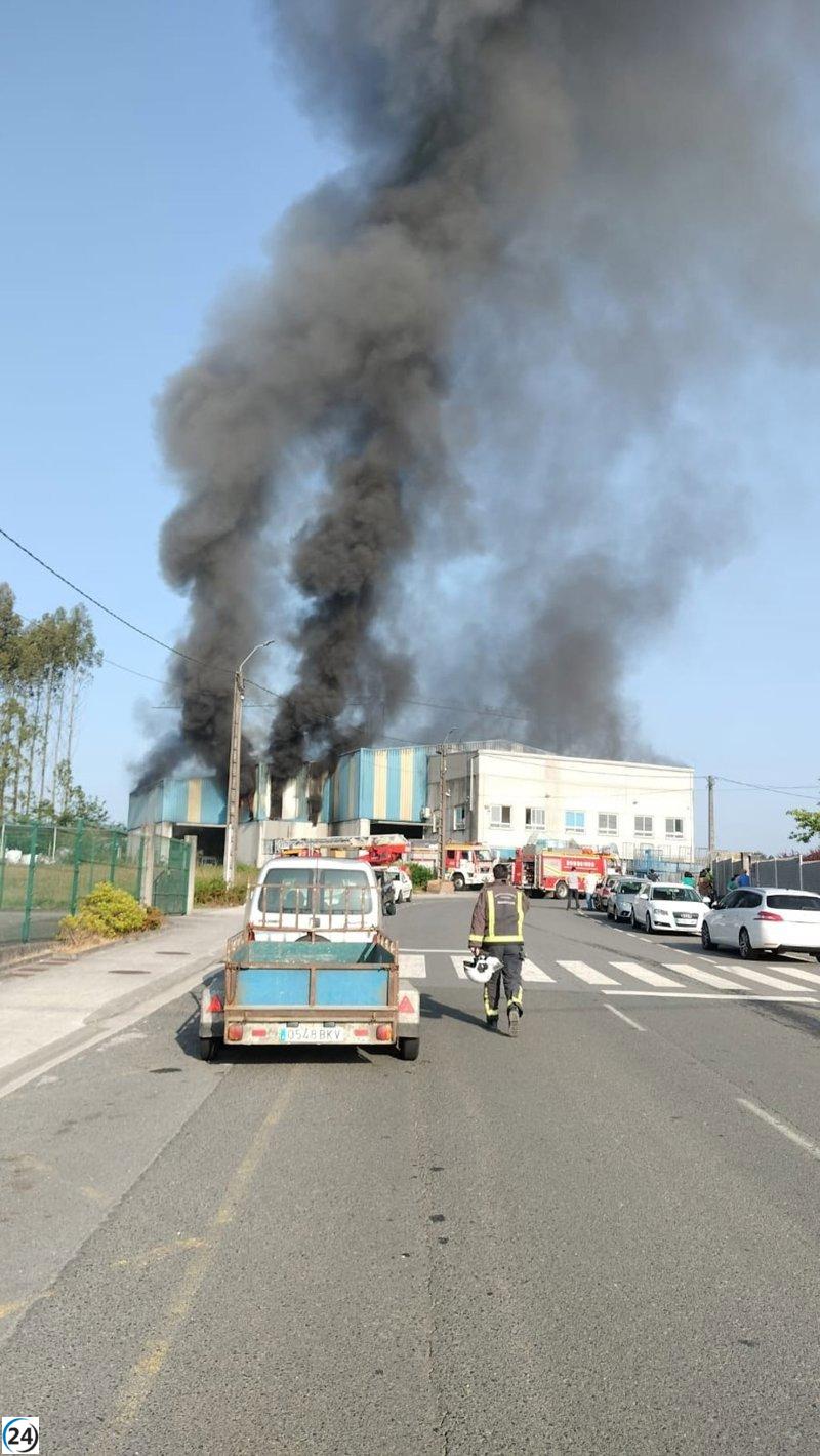 Investigación apunta a baterías de móviles viejos en incendio de planta de reciclaje en Ordes.