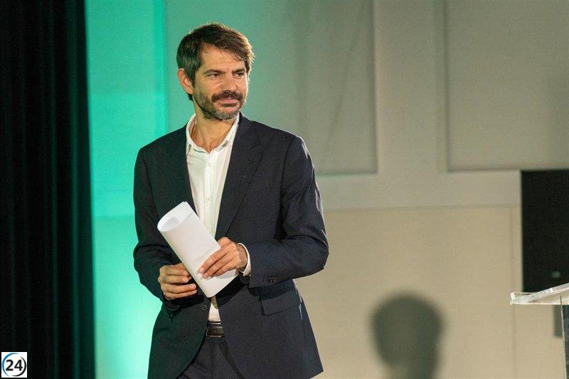 Ernest Urtasun solicita encuentro con Alfonso Rueda para evaluar el efecto de Altri en el Camino de Santiago.