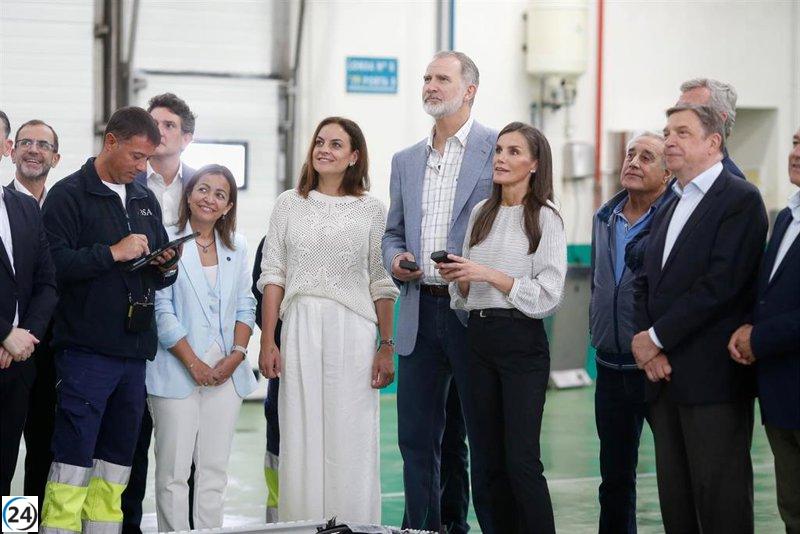 Los Reyes participan en la tradición pesquera de Burela y compiten por merluza en su lonja.