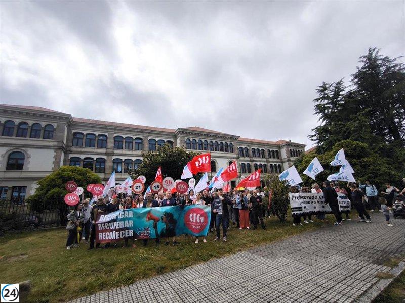 Profesores protestan ante la Xunta por derechos perdidos y consideran convocar huelga.