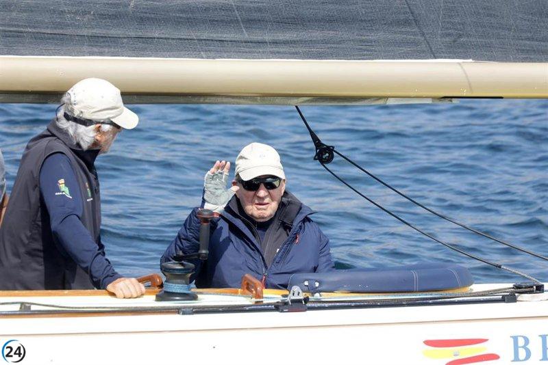 Juan Carlos I visita Sanxenxo mientras la princesa Leonor concluye su formación naval en Galicia.