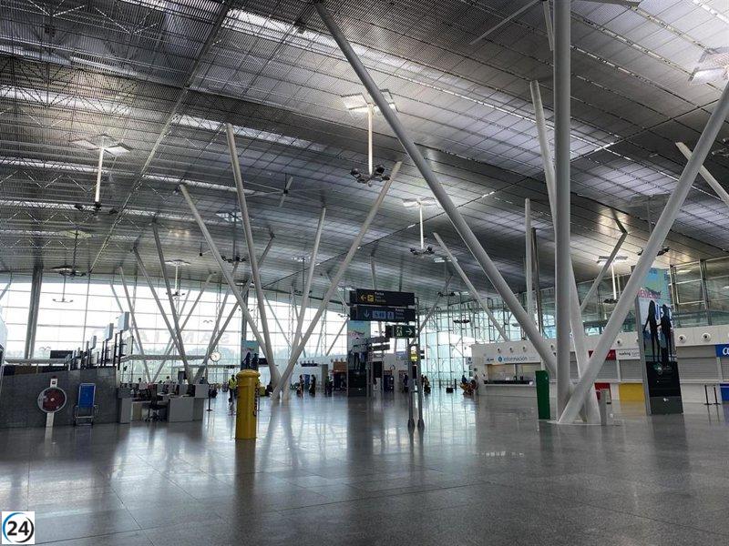 El aeropuerto de Santiago sufre una caída de más de 200.000 pasajeros en seis meses, en contraste con el crecimiento en Vigo y A Coruña.