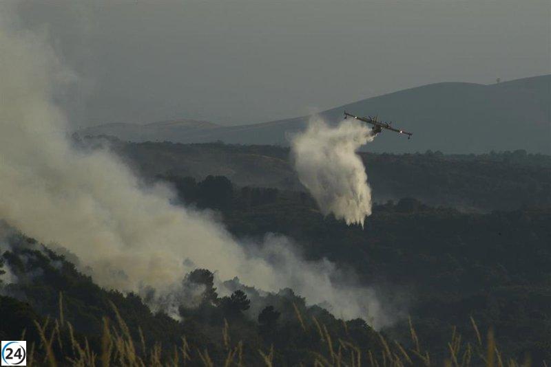 Persisten las llamas en el incendio de Vilardevós, que ha arrasado 570 hectáreas en Ourense.