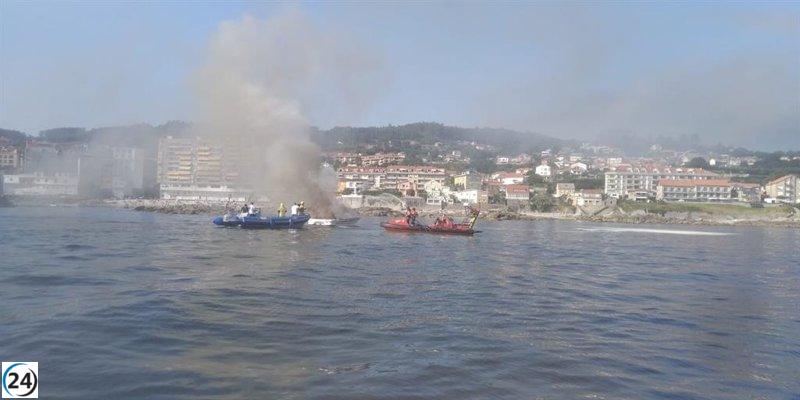 Rescatado de emergencia un náufrago tras incendio en yate en Sanxenxo.