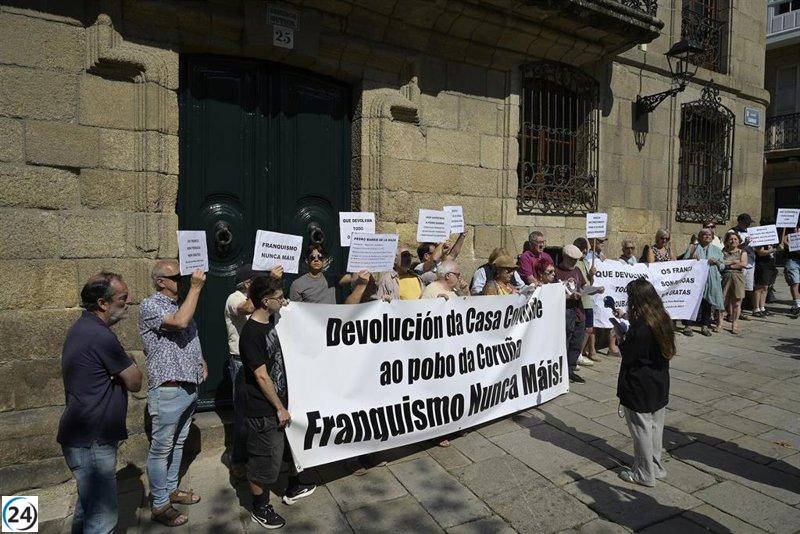 Protesta frente a la Casa Cornide pide a los Franco que restituyan bienes.