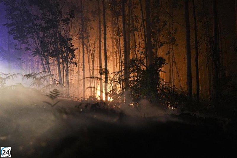 Incendio en Ponteceso provoca desalojos en Corme Aldea y complica la intervención aérea por fuertes vientos.