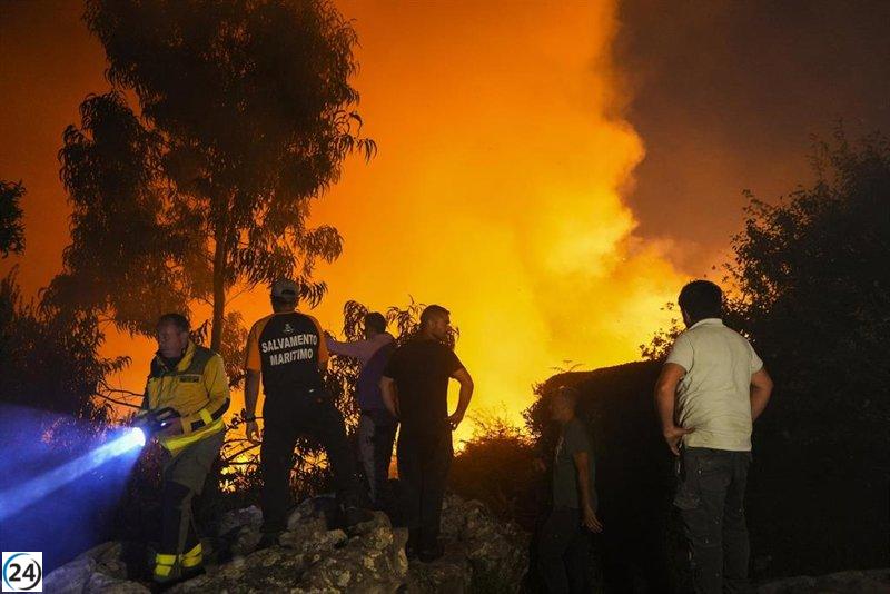 Incendios activos en Forcarei y O Saviñao; el fuego en A Fonsagrada arrasa 120 hectáreas y sigue sin control.