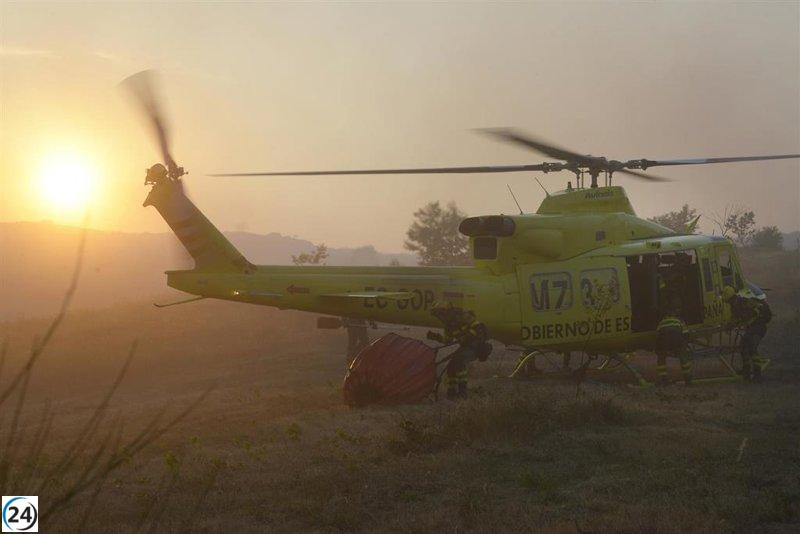Brigadista evacuado por golpe de calor mientras combate incendio en Chandrexa que consume 100 hectáreas.