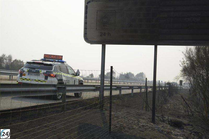 Incendios provocan cierre de la N-525 en As Estivadas y la OU-533 en O Bolo.