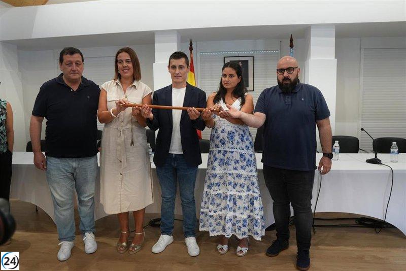 Luis Insua (PP) asume la alcaldía de Fisterra (A Coruña) amid críticas por un presunto acuerdo secreto con el concejal disidente.