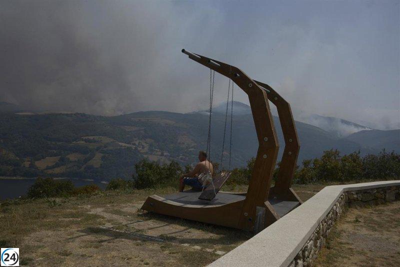 Ourense enfrenta tres incendios forestales, con el de Avión arrasando 70 hectáreas.