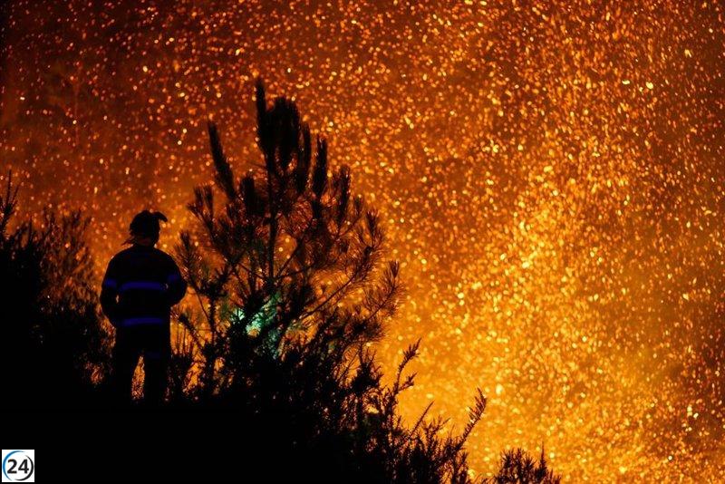 Incendio en Pobra do Brollón consume 600 hectáreas y amenaza viviendas cercanas.