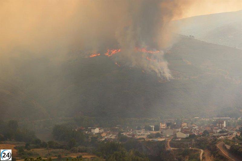 Incendio en Carballeda de Valdeorras (Ourense) bajo control tras consumir 5.000 hectáreas.