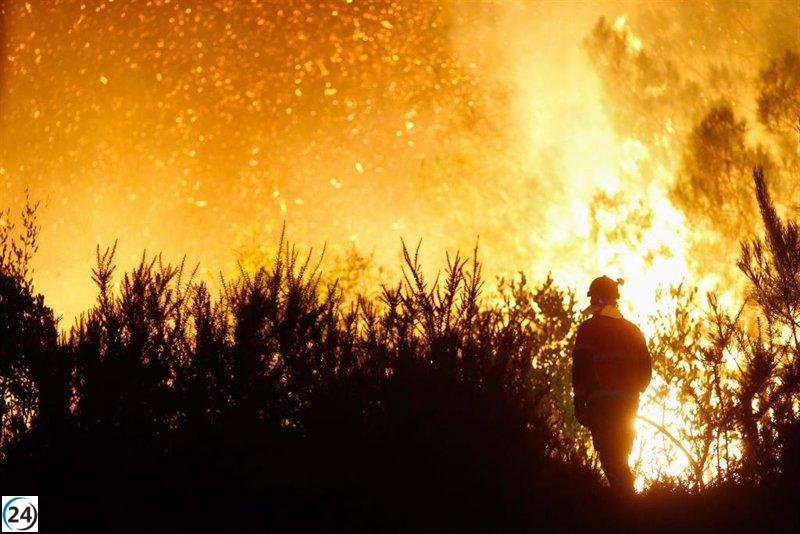 El PPdeG se opone a convocar un pleno sobre incendios, defendiendo que Rueda informará el 9, mientras la oposición arremete.