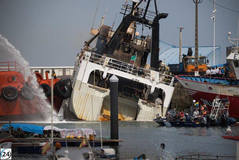 Se realizan esfuerzos para drenar el agua de un barco en llamas en Ribeira mientras su situación se estabiliza.
